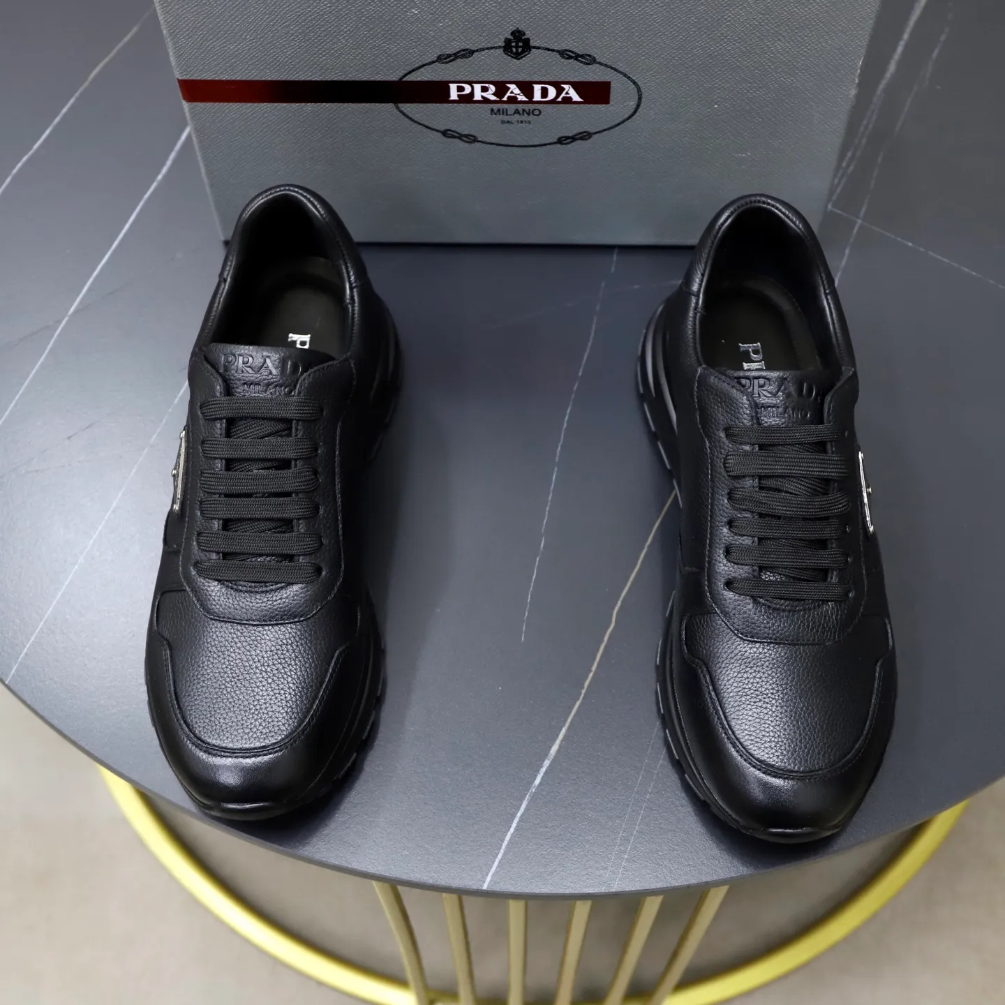 Factory price: 600💰Cow leather lining Brand: PRADA (Prada) Standard code: Men's size 38/44 (45 can be customized) Grade: Same as the official website Material: Original cowhide splicing imported cowhide lining Original combination two-color wear-resistant soft outsole Style category: Leisure and sports version Young fashion European and American trend British style Color: Real picture color